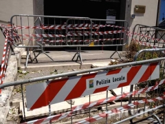 L\'ingresso dell\'Inpdap, danneggiato e transennato dopo lo schianto