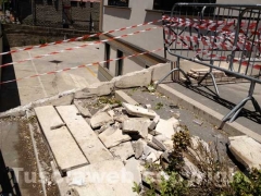 L\'ingresso dell\'Inpdap, danneggiato e transennato dopo lo schianto
