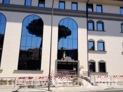 L\'ingresso dell\'Inpdap, danneggiato e transennato dopo lo schianto