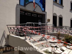 L\'ingresso dell\'Inpdap, danneggiato e transennato dopo lo schianto