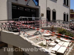 L\'ingresso dell\'Inpdap, danneggiato e transennato dopo lo schianto