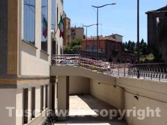 L\'ingresso dell\'Inpdap, danneggiato e transennato dopo lo schianto