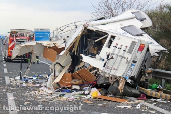 Viterbo - Schianto camper-camion, morto bimbo