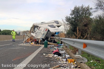 Viterbo - Schianto camper-camion, morto bimbo