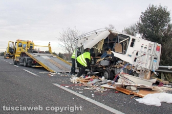 Viterbo - Schianto camper-camion, morto bimbo