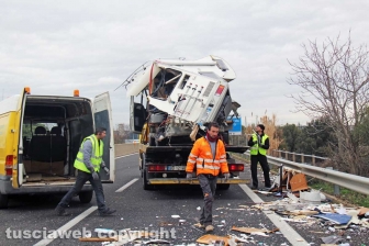 Viterbo - Schianto camper-camion, morto bimbo