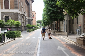 Scie rosse per le strade del centro