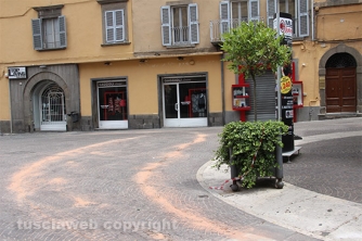 Scie rosse per le strade del centro
