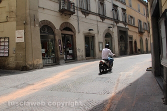 Scie rosse per le strade del centro