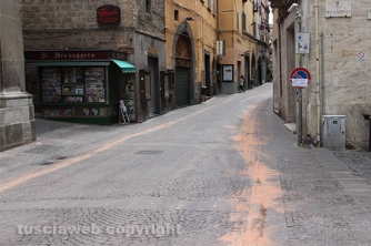 Scie rosse per le strade del centro