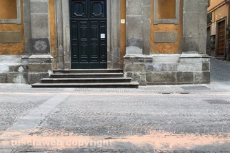 Scie rosse per le strade del centro