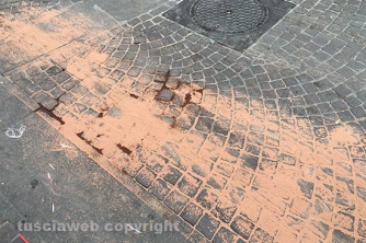 Scie rosse per le strade del centro