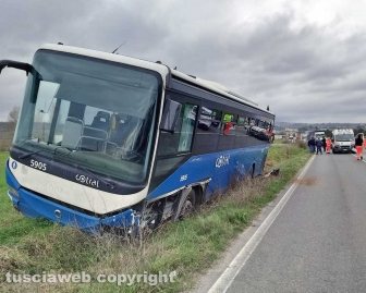 Viterbo - Scontro auto - bus