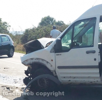 Tarquinia - Scontro auto-furgone, 5 feriti