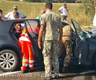 Tarquinia - Scontro auto-furgone, 5 feriti