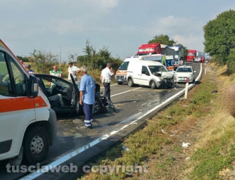 Tarquinia - Scontro auto-furgone, 5 feriti