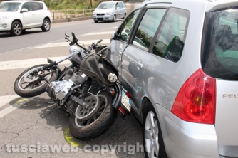 Viterbo - Scontro auto - moto