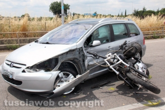 Viterbo - Scontro auto - moto