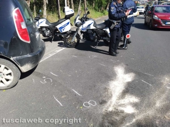 Viterbo - Incidente in via Garbini - L'intervento della polizia locale