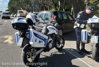 Viterbo - Incidente in via Garbini - L'intervento della polizia locale