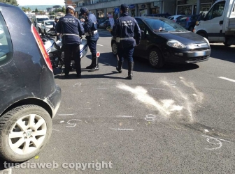 Viterbo - Incidente in via Garbini - L'intervento della polizia locale