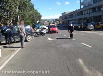 Viterbo - Incidente in via Garbini - L'intervento della polizia locale