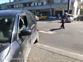 Viterbo - Incidente in via Garbini - I rilievi della polizia locale