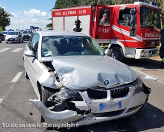 Viterbo - Incidente in via Garbini - L'intervento dei vigili del fuoco