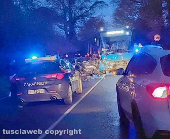 Capranica - Scontro frontale tra un pullman e un’auto sulla Cassia