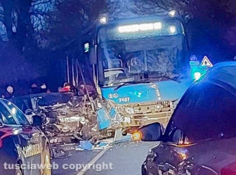 Capranica - Scontro frontale tra un pullman e un’auto sulla Cassia