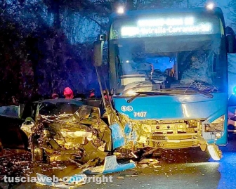 Capranica - Scontro frontale tra un pullman e un’auto sulla Cassia
