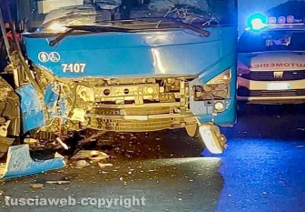 Capranica - Scontro frontale tra un pullman e un’auto sulla Cassia