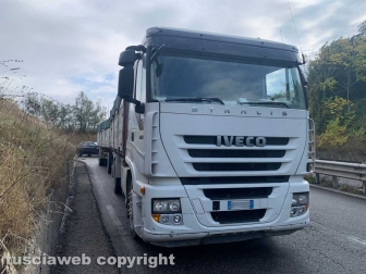Viterbo - Auto contro camion sul raccordo Almirante