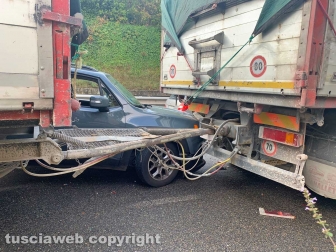 Viterbo - Auto contro camion sul raccordo Almirante