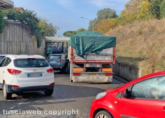 Viterbo - Auto contro camion sul raccordo Almirante