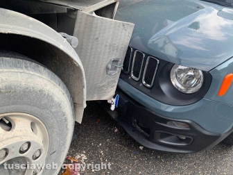 Viterbo - Auto contro camion sul raccordo Almirante