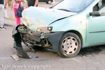 Viterbo - Incidente tra auto in via Alessandro Volta