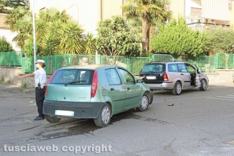 Viterbo - Incidente tra auto in via Alessandro Volta