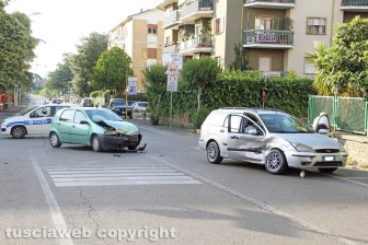 Viterbo - Incidente tra auto in via Alessandro Volta