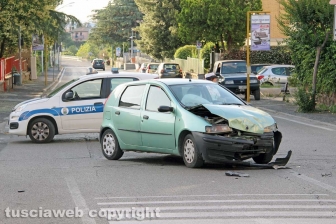 Viterbo - Incidente tra auto in via Alessandro Volta