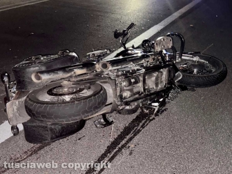 Scontro tra due moto sulla Cassia sud, un morto e un ferito grave