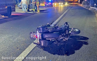 Viterbo - Scontro tra due moto sulla Cassia sud, un morto e un ferito grave