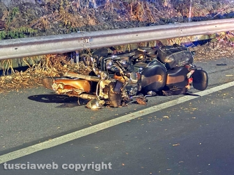 Viterbo - Scontro tra due moto sulla Cassia sud, un morto e un ferito grave