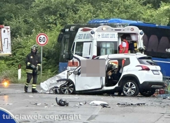 Scontro violento autobus-auto sulla Cimina