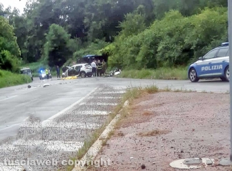Scontro violento autobus-auto sulla Cimina