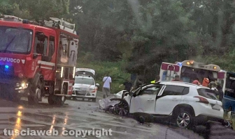 Scontro violento autobus-auto sulla Cimina
