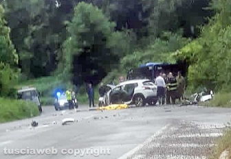 Scontro violento autobus-auto sulla Cimina