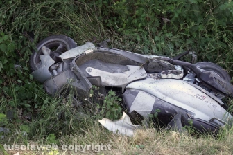 Scooter contro autobus, un morto