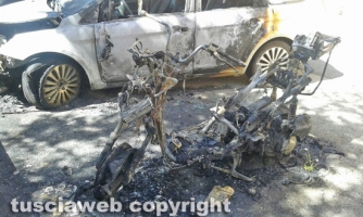 Scooter e auto in fiamme