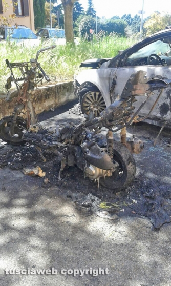 Scooter e auto in fiamme